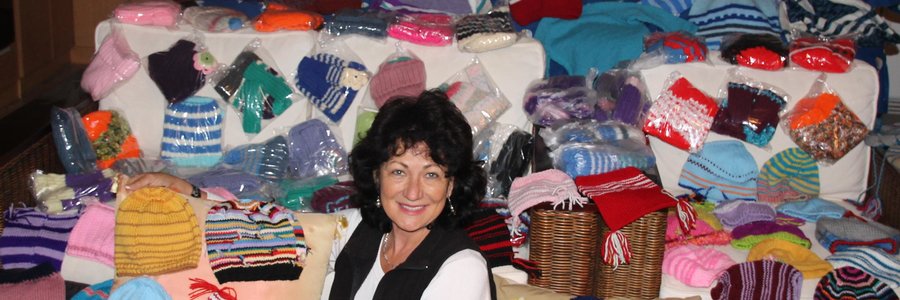 Rdl Riana de Coning by ‘n deel van die vele breiwerk vir die DA Projek Winterwarmte